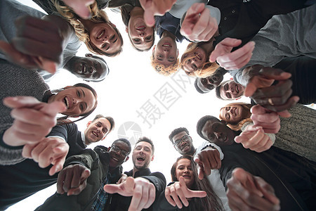 站在圆圈里指着你们的人 他们中有不同的青年人力量建设动机多样性同事合伙快乐职业朋友们男性图片