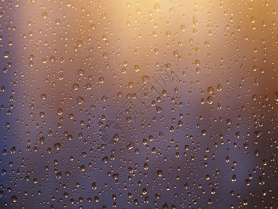 水和雨滴在玻璃上的复古色调 抽象视图 蓝色玻璃背景上的雨滴雨后滴在玻璃上 图像具有浅景深天气窗户液体环境气泡宏观波纹水滴图片