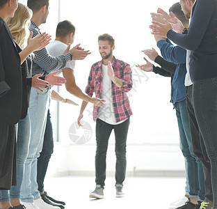 祝贺同事的同僚 他们为他的同事表示祝贺手势办公室企业家动机掌声男人雇员公司活动情感图片