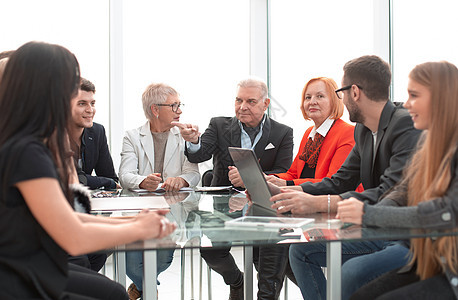 女商务人士带头在桌边开会女性老板职业人士领导生意会议讲话伙伴办公室图片
