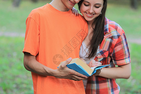 一对在公园看书的一对夫妇学生图片