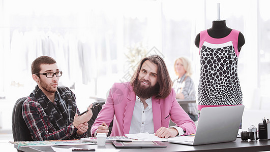 两位时装设计师讨论新模式的设计设计人体男人织物裁缝缝纫艺术商业桌子男性顾客图片
