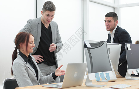 讨论办公室内存在的工作问题的商业小组会议讨论工作问题玻璃团体男人团队战略同事女性公司职场互动图片