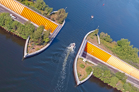 来自荷兰Veluwemeer的Harderwijk水渠空中水路运河交通隧道建造业运输文化天线风景帆船图片