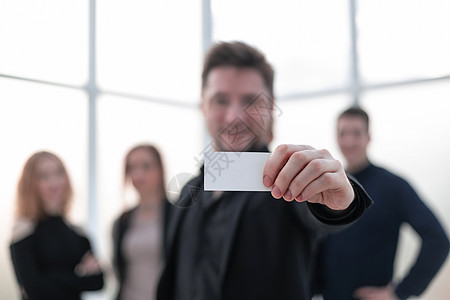 一个英俊的商务人士 拿着一张空白纸 快看管理人员男性工作广告企业家男人套装老板顾客卡片图片
