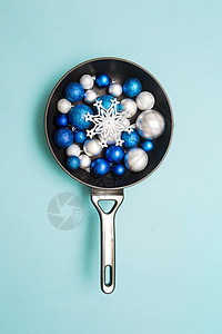 蓝色和银色的圣诞球 在绿宝石背景的煎锅里 创意的概念是圣诞节和新年图片