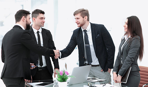女商务人士用握手方式迎接该雇员人士同事公司讨论成人员工咨询管理人员工作办公室图片