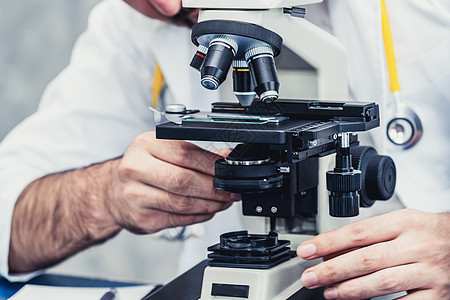 在医院实验室使用显微镜的医生药剂师实验保健药店学习微生物学卫生生物学研究员科学家图片