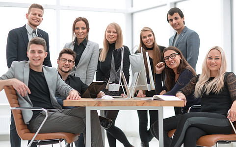 办公室服务台青年专业人员成功团队的成功小组工作情况表领导者职场女性电脑笔记多样性男人会议室工人人士图片