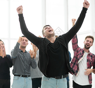站在商业团队前的欢乐领袖们庆典掌声喜悦专家老板男人动机快乐喜庆手势图片