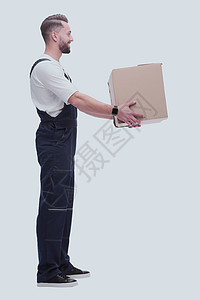 微笑的男子通过纸板盒送货运输活动导游服务邮递员幸福邮政邮件纸板图片