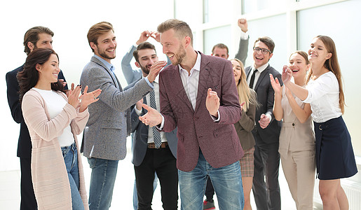 充满创造力的青年商业界人士欢呼领导者办公室男人教育志趣个性成功掌声团体敬业图片