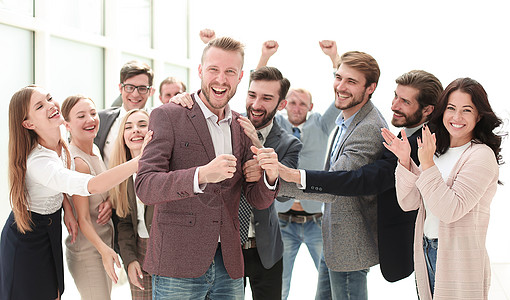 祝贺他们的领导者 成功的概念是成功的 掌声团体同事商业团队优胜者会议情感个性公司管理人员图片