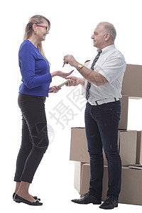 红茶包装房地产经纪人把钥匙交给一个快乐的买家了女性纸板送货幸福船运包装搬迁男性白色盒子背景