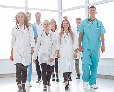 一群自信的医生 在医院走廊里打草惊蛇外科团队护士紧迫感保健大厅成人合作大堂男人图片