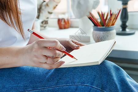女人手中的铅笔 用一支简单的铅笔在一张纸上画画 创造力和绘画的概念文档女性木头教育学习插图草图日记文书办公室图片