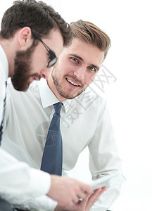 商业同事都拿着数码平板电脑职业触摸屏技术阅读男人伙伴工作成功广告牌管理人员图片