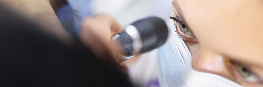 女性执业医生在医疗面具中用眼镜仔细检查耳部的顶端视线耳镜检查面具听力咨询考试疾病卫生医院保健耳痛图片