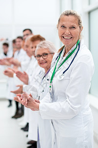 站在她鼓掌的同事面前笑着笑着的女医生胜利医师工作蓝图互动科学医院手势护士科学家图片