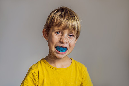 6岁男孩展示了肌功能训练师 帮助平衡长牙和正确的咬痕 培养口腔呼吸习惯 纠正舌头的姿势 (b)图片