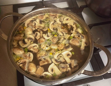 煮美味的自制蘑菇汤奶油 在酱锅里图片