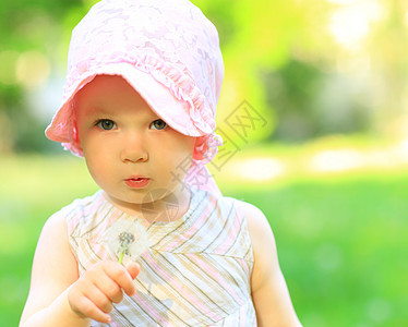 带着花朵的小女孩女孩金发快乐童年喜悦公园日落场地太阳植物图片