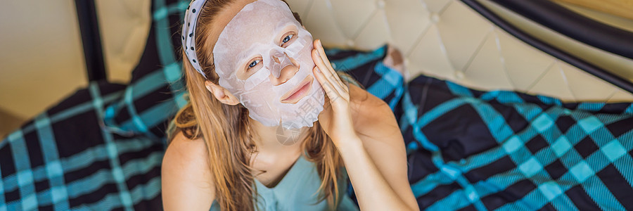 红发年轻妇女做面部面罩 美容和皮肤护理概念享受化妆品女性女孩保湿枕头女士温泉格式面具图片