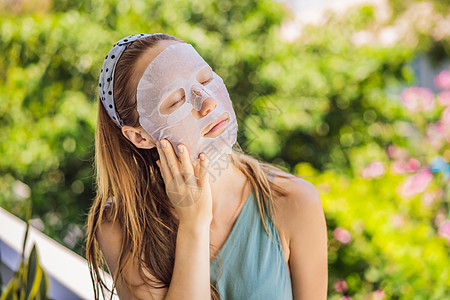 年轻红头发妇女做面部面罩 美容和皮肤护理概念化妆品女性床单女士剥皮柔软度治疗保湿温泉枕头图片