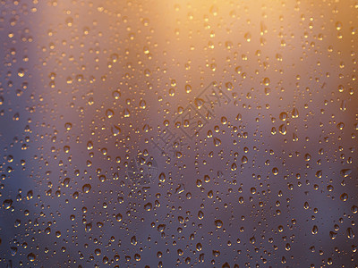 水和雨滴在玻璃上的复古色调 抽象视图 蓝色玻璃背景上的雨滴雨后滴在玻璃上 图像具有浅景深水滴宏观气泡波纹天气环境窗户液体图片