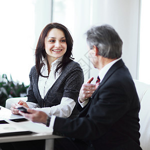 上司和员工在讨论工作文件时会议伙伴商业工人职场微笑电脑风暴合作商务图片