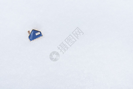 一座位于雪上的小蓝色金属房子 可以登记入册 房地产和抵押贷款概念 (笑声)图片