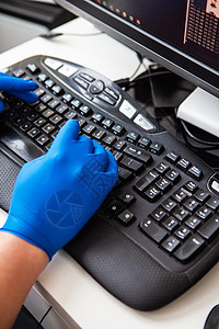 戴蓝色手套的医生快速收集有关患者的数据 医疗保健的概念和照顾您的健康 医生的工作场所 在线咨询成人从业者桌子病人电脑临床互联网药图片