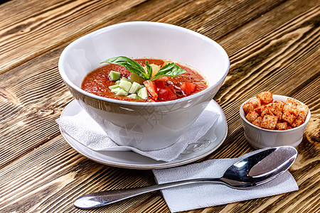 生番茄汤是西班牙的典型食物 在白碗里用西红柿 黄瓜和辣椒粉饮食草本植物胡椒辣椒桌子绿色红色午餐美食蔬菜图片