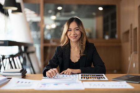 Portrair 会计师亚洲女性在现代办公室使用图表和计算器工作和分析财务报告项目会计 财务和商业概念团队笔记本战略文书营销经理图片