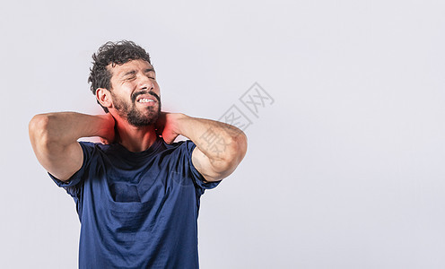 颈部疼痛和压力概念 颈部肌肉疼痛的男性 颈部疼痛男性的特写 孤立背景下颈部疼痛的男性背痛脖子关节炎疗法情绪痛苦小样男人保健脊椎图片