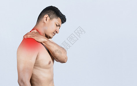 颈部肌肉疼痛 颈部疼痛和压力概念的赤膊男子 颈部疼痛男子的特写 孤立背景下颈部疼痛的男子图片
