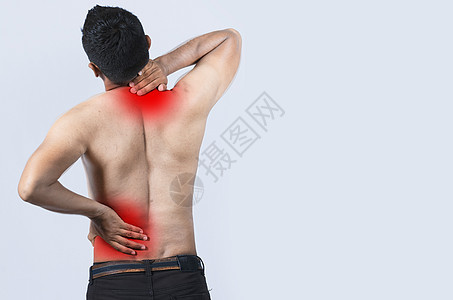颈部和背部疼痛的概念 颈部和背部肌肉疼痛的人 颈部和背部疼痛的人的特写 孤立背景下肌肉疼痛的人图片