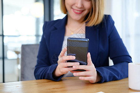使用移动电话的年轻女性屏幕互联网上网电话短信工作技术商业社会工具图片