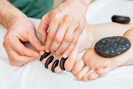 女性脚趾之间热辣的小黑宝石保健药品福利皮肤护理奢华卫生身体温泉中心图片