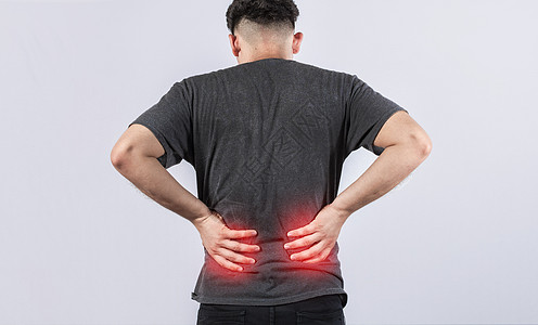 脊柱医疗有脊柱问题的人 孤立背景下有背部问题的人 腰椎问题概念 背痛的酸痛人疗法身体挫折成人卫生压力物理痛苦疼痛治疗背景