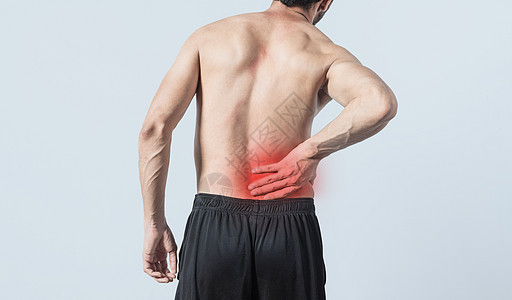 有背部问题的人 孤立背景下有背部问题的赤膊男子 腰椎问题概念 背部疼痛的酸痛男子的后视图片