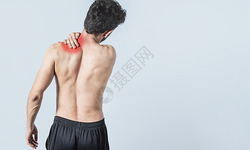 颈部疼痛的赤膊男子 孤立背景下颈部疼痛的男子 颈部疼痛和压力概念 颈部肌肉疼痛的男子图片