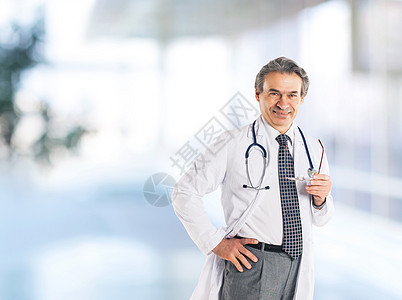 具有听诊器的成人合格医生诊断师 对诊断结果进行冥想手术男人套装微笑商业临床工作从业者蓝色实验室图片