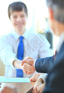 商界人士握手 完成会议结束的聚会合同团队职员力量商务同事合伙问候语女性蓝色图片