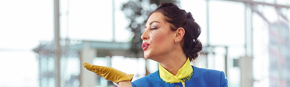 女空勤女乘务员在机场航站楼吹吻航班女士飞机航空公司航空女性宪章飞机场空气职业图片