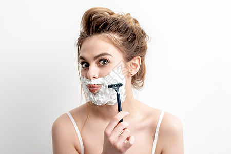 女人用剃刀刮脸治疗护理女孩浴室棕色胡须脱毛头发成人容貌图片