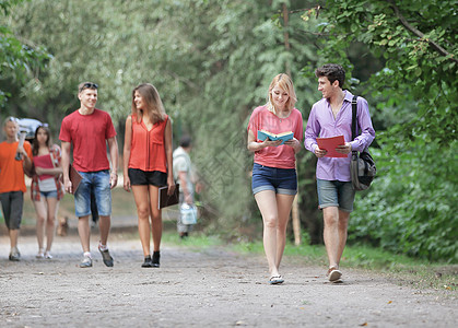 大学生在公园一起走在一起的一组学生群体男人女性多样性友谊乐趣微笑青年情侣团体女孩图片