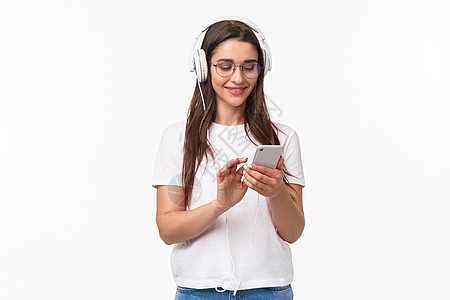 技术 生活方式和音乐概念 美丽的年轻女性女孩的耳机肖像 给朋友手机发短信 在屏幕智能手机上笑着可爱 选择播客以及互联网假期微笑头图片