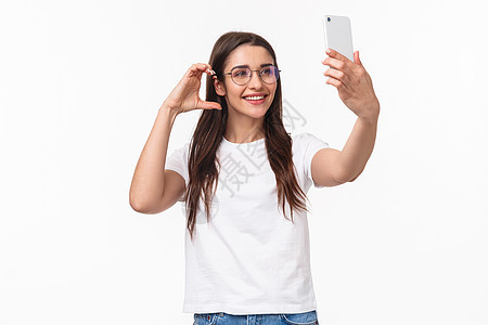 通信 技术和生活方式概念 戴着眼镜 微笑着的迷人年轻女子的肖像 在手机上自拍 试图为社交媒体拍出漂亮可爱的照片幸福女性女朋友折扣图片