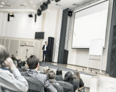 商务课程的学生坐在会议室进行商务培训风暴金融讨论创造力年轻一代合作团队顾问头脑教练图片